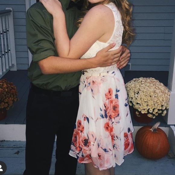 Two-Piece Dress with White Crop Top and Floral Skirt - Picture 7 of 7